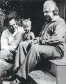 Albert Einstein fiával, Hans Alberttel és unokájával, Bernharddal (kép forrása: Pinterest)