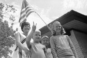Pat Collins (b) a pár három gyermekével – a hatéves Mike-kal, a hétéves Ann-nel és a tízéves Kathleennel – családi otthonuk előtt a texasi Houstonban a misszió sikeres indulása napján, 1969. július 16-án (kép forrása: Vintage Everyday)