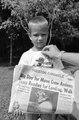 A hatéves Mark Armstrong kezében tartja a leszállásra való készülődésről beszámoló reggeli újságot 1969. július 20-án. A főcím így szól: „Eljött a nagy nap a Hold-legénységnek, a csapat előkészül a leszállásra és a sétára” – a második hír Edward Kennedy szenátor július 18-i cserbenhagyásos balesetéről számol be: „Kennedy kilenc órát várt, mielőtt szólt volna a lány haláláról” (kép forrása: Vintage Everyday)