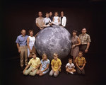 Az Apollo–11 űrhajósai családjukkal együtt fényképezkednek egy Hold-makettel a július 16-ai kilövés előtt. A makett mögött áll Michael és Pam Collins gyermekeikkel, Mike-kal, Kate-tel és Ann-nel, bal oldalt Buzz és Joan Aldrin gyermekeikkel, Mike-kal, Jannel és Andyvel, jobb oldalt pedig Neil és Janet Armstrong gyermekeikkel, Rickyvel és Markkal. (kép forrása: Vintage Everyday)
