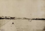 1895, Keszthely, kikötő, a parton a Hullám és a Balaton szálló, a háttérben, jobbra a Festetics-kastély