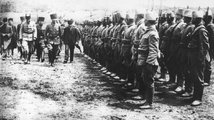 Mustafa Kemal Atatürk csapatszemlét tart a görög-török háború idején (kép forrása: The National)