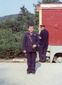 Úttörővasutas pózol a hűvösvölgyi végállomáson, háttérben a Nyéki-hegy (1988)