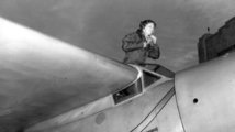 Amelia Earhart elhagyja repülőjét 1935-ben Los Angelesben (kép forrása: abc3340.com)