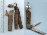Egy zsebkés maradványai, amelyek szintén Nikumarorón kerültek elő, mellettük a késtípus egy ép példánya (kép forrása: thesun.co.uk)
