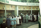 Élénk érdeklődés fogadta a Hangya szövetkezeti csoport gyümölcsöt és csomagolt élelmiszert árusító pavilonját az 1942-es BNV-n (Fortepan)