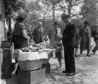 Alkalmi árus az Állatkert bejáratánál, 1939-ben: jól látható a fotón, hogy a házi készítésű pékáru felkelti a járókelők figyelmét (Fortepan / Góg Emese)