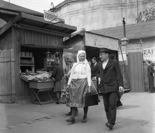Többféle utcai élelmiszert is kínáló fagylaltosbódé 1939-ben, a Feszty-körkép akkor még álló épülete előtt (Fortepan / Góg Emese)