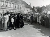 1936, Győr, a berlini olimpiai lánggal Dukesz Mária fut az Országzászló felé