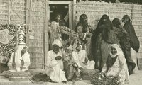 Zenélő beduinok a házaik előtt