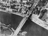 Brit légifelvétel az arnhemi Alsó-Rajna-hídról 1944. szeptember 19-éről. Megfigyelhetők a híd északi oldalán a brit ejtőernyősök állásai, valamint több kilőtt német jármű. (kép forrása: Wikimedia Commons)