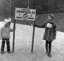 Gyerekek pózolnak a vasúti jelzőtáblákkal 1976-ban