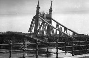 1945, Szabadság híd budai hídfő, a pontonhíddal kiegészített hídroncs