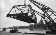 1960, Bem rakpart, a Kossuth híd bontása. Úszódaruk partra emelik a híd egyik medernyílásának vasszerkezetét.