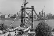 1963, az épülő Erzsébet híd a Gellérthegyről nézve