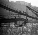 1964, az Erzsébet híd építése, az első pályaegység beemelése