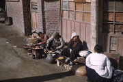 Rizsből készült ételeket árulnak az utcán