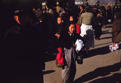 A kislány bal kezében egy régi dobozka látható, amelyben a japán katonák a főzéshez szükséges eszközöket tárolták