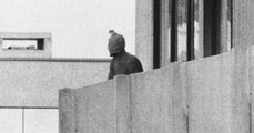 Az egyik túszejtő az épület erkélyén (kép forrása: cbsnews.com)