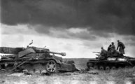 Kilőtt német harckocsi mellett elhaladó szovjet T–70-es Kurszknál (kép forrása: learning-history.com)