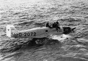A cikkben említett Junkers W 33-as, miután a kanadai partoknál kényszerleszállást hajtott végre az Atlanti-óceánon szeptember 13-án (ekkor a magyar lapok még csak indulásáról tudtak). A személyzetet és a portugál milliomost norvég tengerészek mentették ki. (kép forrása: junkers.de)