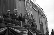 A Hősök terén lévő tribün 1947. május 1-jén - elöl balról-jobbra Rákosi Mátyás, Szakasits Árpád, Rajk László és Marosán György (kép forrása: Wikimedia Commons / Fortepan)