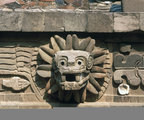 Quetzalcoatl-faragvány a mexikói Teotihuacánban (kép forrása: britannica.com)