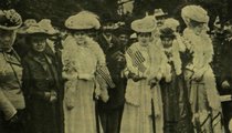 Amerikából hazalátogató magyar hölgyek csoportja a Washington-emlékmű városligeti avatóünnepségén (Vasárnapi Újság, 1906. 38. szám)