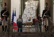 Chirac fotója előtt emlékezők az Elysée-palotában (kép forrása: taiwannews.com.tw)
