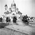 Biciklis hadosztály az élesdi ortodox templom előtt
