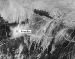 Amerikai kémműhold által 1964. október 20-án készített felvétel a kísérlet helyszínéről, a detonáció helyének megjelölésével (kép forrása: Fine Art America)