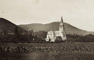 1914, Zugliget, Szent Család-templom a Zugligeti út felől nézve. Háttérben a János-hegy.
