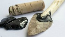 Nyírfakátránnyal ragasztott kőeszközök modern reprodukciói (kép forrása: bbc.com)