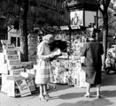 1959, Boulevard Saint-Germain, újságárus a Rue de l'Ancienne Comédie sarkánál