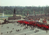 Ünnepi felvonulás 1955. május 1-jén a díszemelvényként szolgáló Sztálin-szobor előtt. A háttérben a Liget fái és a félbevágott Rundó akkor még működő szökőkútja (Fortepan, 1955)