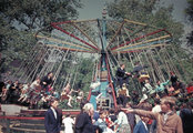 Körhinta a Vidámparkban, amely zsúfolásig megtelt május elseje délutánján (Fortepan, 1962)