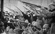 A cári rendőrség ellen felvonult fegyveresek 1917 márciusában (kép forrása: Wikimedia Commons(