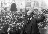 Lenin a tömeghez beszél 1917-ben (kép forrása: britannica.com)