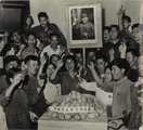 A Csinghua Egyetemnél történtek után megajándékozott munkások a Maótól kapott mangókkal és „A vörös könyvecske” példányaival. A gyümölcsök elé helyezett üzeneten az áll: „Tisztelettel kívánunk Mao elnöknek örök életet!” (kép forrása: collectorsweekly.com)