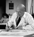 Hajós Alfréd mérnökként a MEZŐTERV tervezési osztályán, egy színházépületet tervezésén dolgozik Budapesten, 1952. október 31-én (kép forrása: MTI / Magyar Fotó / Pálvölgyi Ferenc)
