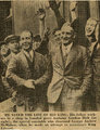 „Megmentette királya életét: kollégái üdvözlik egy londoni műhelyben Anthony Gordon Dicket (jobbra), az önkéntes rendőrt, aki lefegyverezte George McMahont, amikor az merényletet kísérelt meg Eduárd király ellen.” Részlet az amerikai Washington állambeli Spokane város helyi lapjának beszámolójából, 1936. augusztus 3. (kép forrása: libraries.wsu.edu)