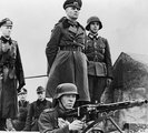 Rommel a normandiai védműveket tekinti át 1944-ben (kép forrása: Rare Historical Photos)