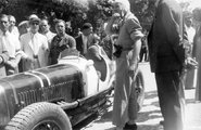 1937, gróf Festetics Ernő a feleki hegyiverseny egyik résztvevője, Maserati 8CM típusú versenyautója mellett áll