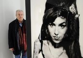 O'Neill Amy Winehouse általa készített portréjával (kép forrása: washingtonpost.com)