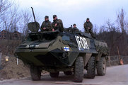 A nemzetközi békefenntartó haderő, az IFOR finn katonái Boszniában egy Sisu XA-180 harcjármű fedélzetén (kép forrása: Wikimedia Commons)