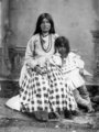 Ta-ajz-szlath (jelentése: „Hajnal”), Geronimo egyik felesége egy fiúgyermekükkel 1884-1885 táján. (kép forrása: Wikimedia Commons)