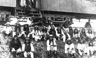 Geronimo (jobbról a harmadik) apacs rabtársaival Texasban, az őket szállító vonat mellett (kép forrása: Wikimedia Commons)