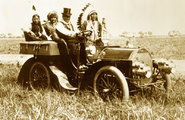 Geronimo (a volánnál) egy 1904-es Locomobile Model C típusú autóban a „vadnyugati” mutatványos Miller-fivérek 101-es ranchén 1905. június 11-én (kép forrása: Wikimedia Commons)