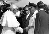 Pinochet fogadja II. János Pál pápát Santiagóban, 1987. április 1. (kép forrása: news.yahoo.com)