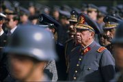 Az idős Pinochet egy katonai szemlén (kép forrása: usnews.com)